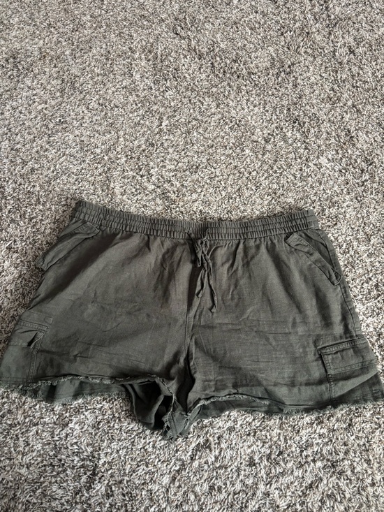 a.n.a Pants - a.n.a Relaxed Drawstring Shorts in Olive